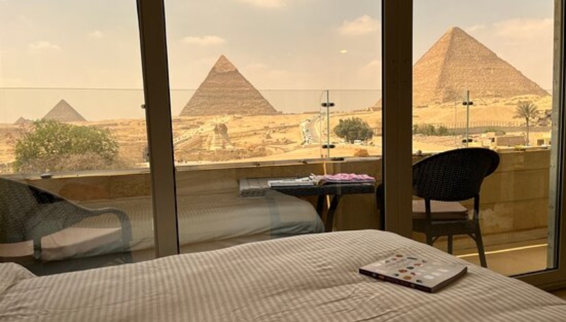 غرفة فندقية أمام الأهرامات 