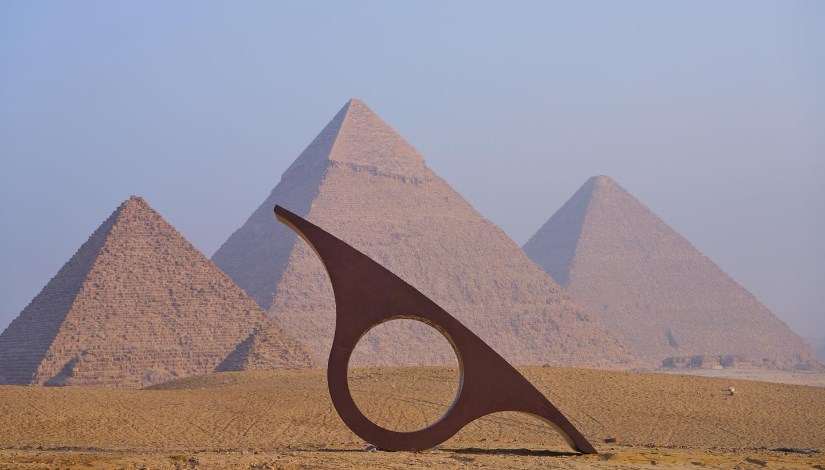 الأبد هو الآن ينطلق من قلب أهرامات الجيزة