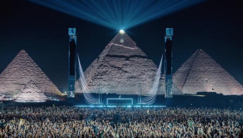 حفل في الأهرامات