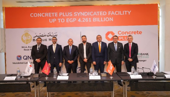 جانب من التوقيع 