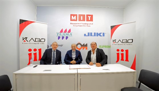 جانب من التوقيع