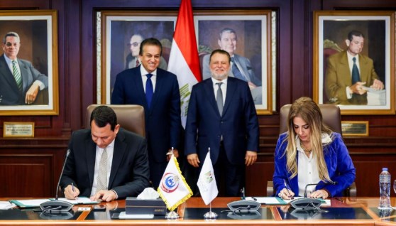 جانب من التوقيع