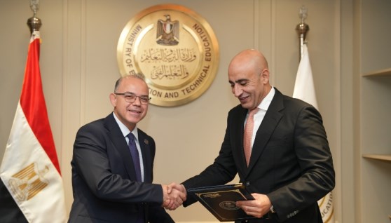 جانب من التوقيع