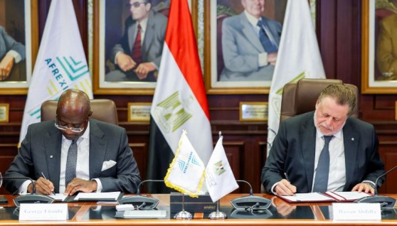 جانب من التوقيع