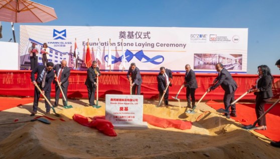 جانب من مراسم وضع حجر الأساس للمصنع