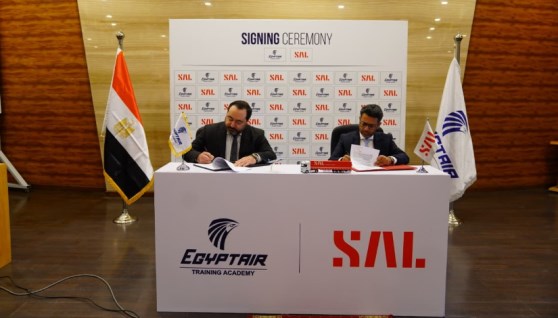 جانب من التوقيع