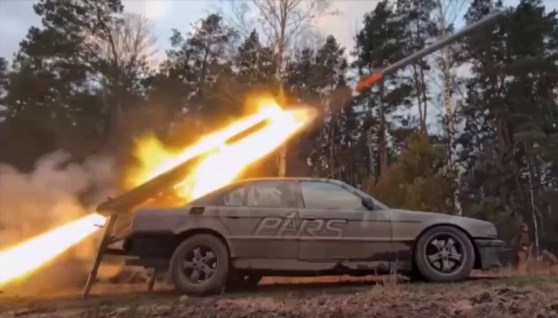 سيارة BMW تستخدم كمنصة إطلاق صواريخ متنقلة