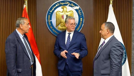 جانب من توقيع الاتفاقية 