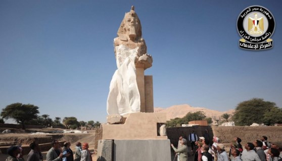 تمثالين ضخمين للملك أمنحتب الثالث