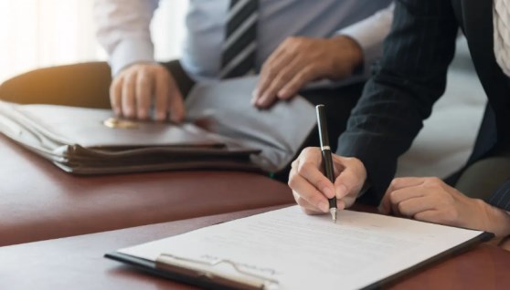 رفع سن المعاش إلى 65 سنة