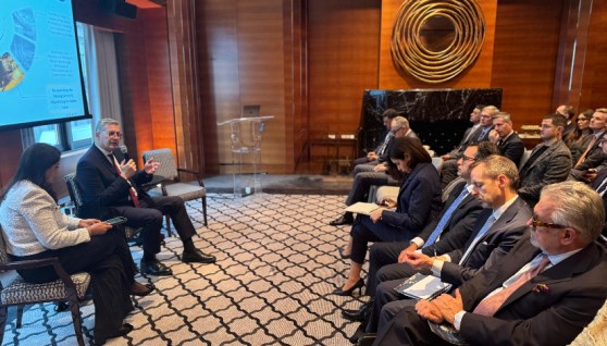 وزير البترول  خلال البعثة