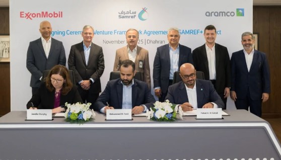 جانب من توقيع الاتفاقية