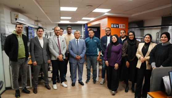 المهندس أسامة كمال رئيس لجنة الطاقة بمجلس الشيوخ ووزير البترول الأسبق خلال زيارته لموقع إيجي إن