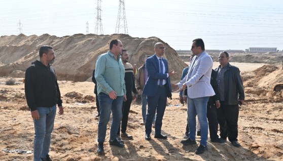 جانب من متابعة كسر خط مياه الشروق