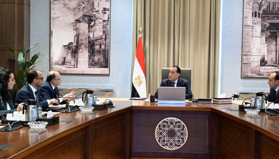 رئيس الوزراء خلال لقائه مع رئيس هيئة الدواء المصرية