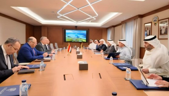 وزير البترول خلال اللقاء 