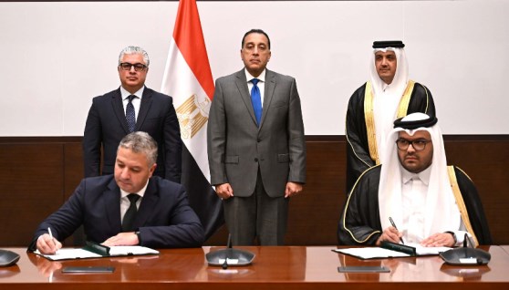 جانب من توقيع الاتفاقية بين المانع القطرية وشركة شل