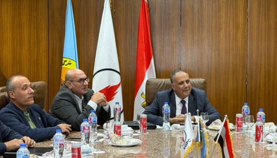 جانب من اجتماع رئيس هيئة البترول