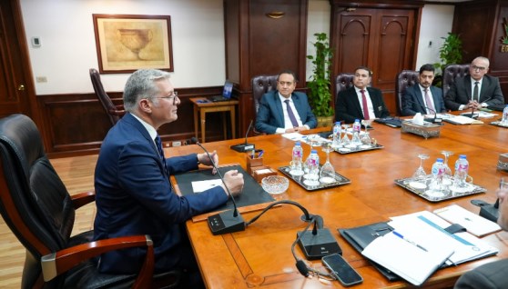 وزير البترول خلال اجتماعه بمقر الشركة المصرية القابضة للغازات الطبيعية (إيجاس)