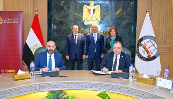 جانب من التوقيع بين النيابة العامة وبنك مصر 