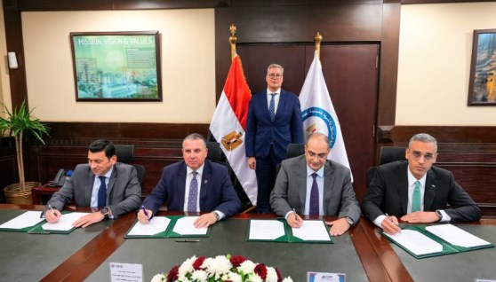 جانب من التوقيع على المشروع