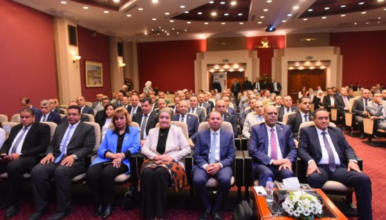 وزير العمل محمد جبران خلال مشاركته في الندوة 