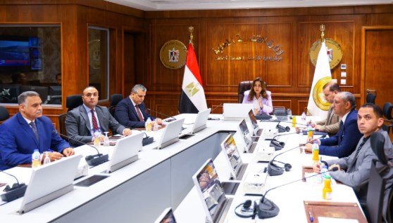 الدكتورة منال عوض وزيرة التنمية المحلية خلال الاجتماع