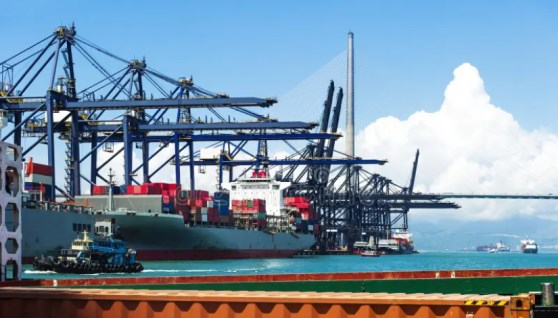 رافعات وحاويات شحن عند رصيف