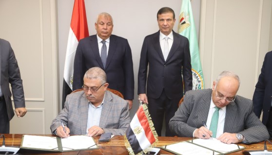 جانب من توقيع بروتوكول تعاون بين "بحوث الصحراء" و"المحافظة"