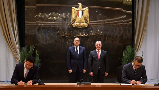 توقيع عقود إنشاء ثلاثة مشروعات صناعية كبرى