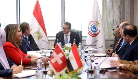 وزير الصحة مع السفير السويسري