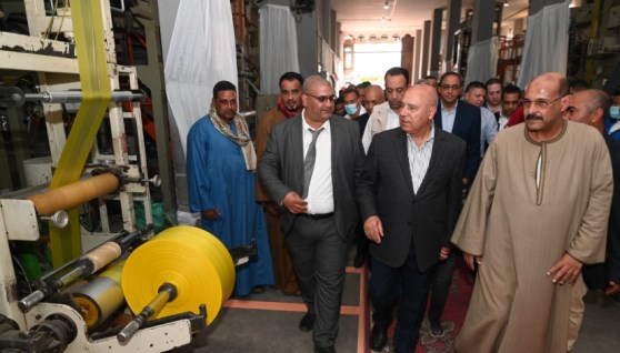 الفريق مهندس كامل الوزير خلال جولة ميدانية بمحافظة قنا التي تفقد خلالها منطقتي "قفط" و"هو" الصناعيتين