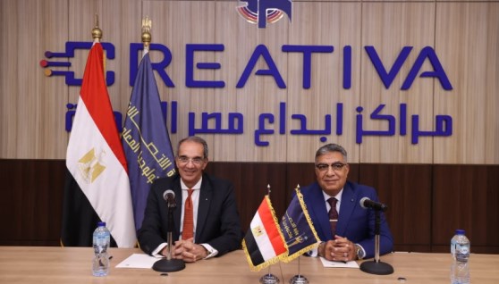 وزير الاتصالات خلال زيارته لمركز إبداع مصر الرقمية "كريتيفا"