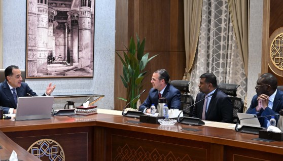 رئيس الوزراء خلال لقائه مع رئيس قسم الأصول الأساسية والبلدان الناشئة في شركة "شيفرون"