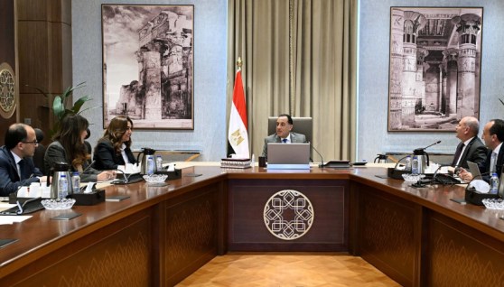 رئيس الوزراء  خلال اجتماعه مع الدكتورة منال عوض