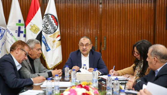 وزير قطاع الأعمال خلال اجتماعاته الدورية مع رؤساء الشركات التابعة للوزارة