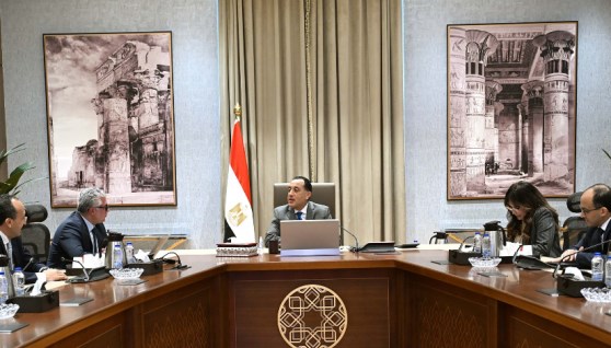 رئيس الوزراء خلال اجتماعه مع رئيس الهيئة العامة للمنطقة الاقتصادية لقناة السويس