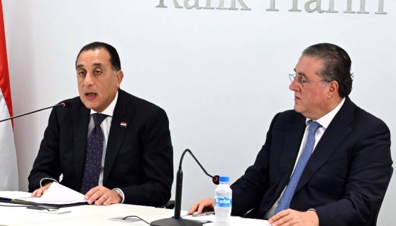 رئيس مجلس الوزراء خلال حضوره لقاء العمل الاقتصادي