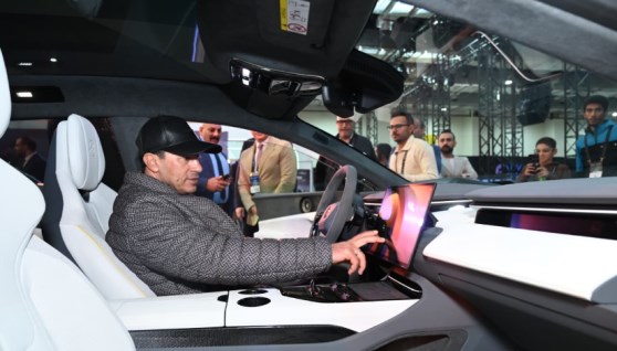 وزير الشباب والرياضة خلال مشاركته بمعرض evs 