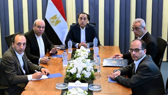 رئيس الوزراء خلال اجتماعه مع وزير الطيران