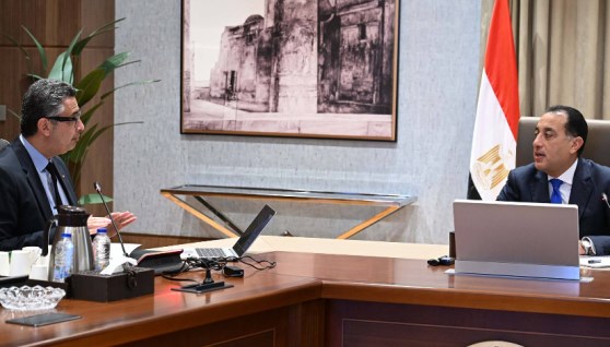 رئيس الوزراء خلال اجتماعه مع وزير التموين
