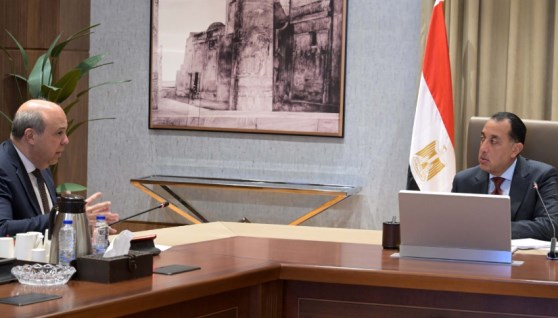 رئيس الوزراء خلال لقاءه وزير الطيران المدني