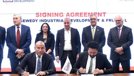 جانب من توقيع المشروع 