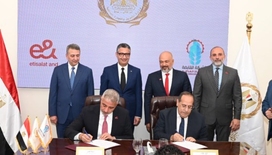 جانب من التوقيع 