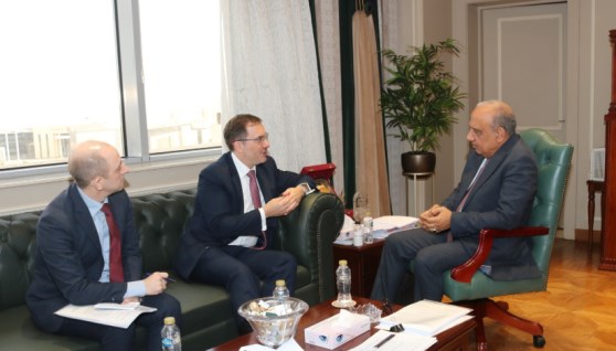 وزير الكهرباء يستقبل سفير بريطانيا بالقاهرة لبحث  الاستثمار في الطاقة المتجددة