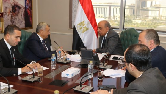 وزير الكهرباء يلتقي بأعضاء لجنة الطاقة في مجلس الشيوخ
