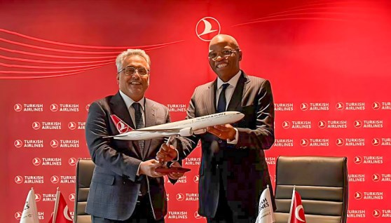 جانب من التوقيع