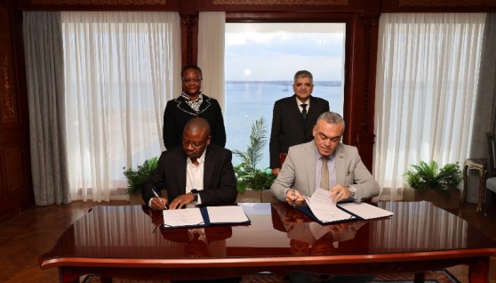 جانب من التوقيع