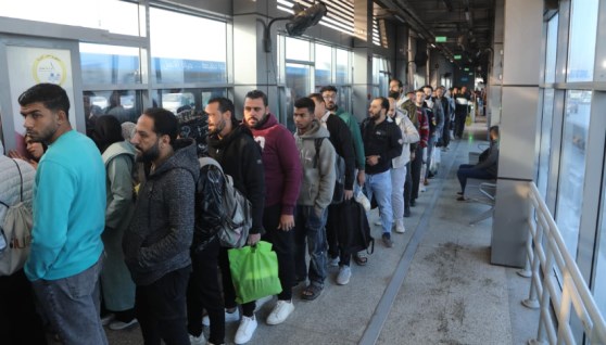 إقبال المواطنين على الاتوبيس الترددي BRT