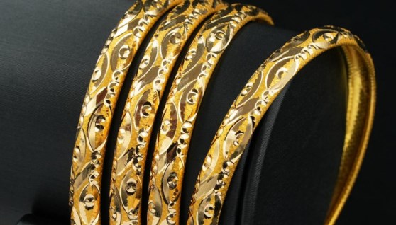 سلك معدني داخل خاتم ذهب